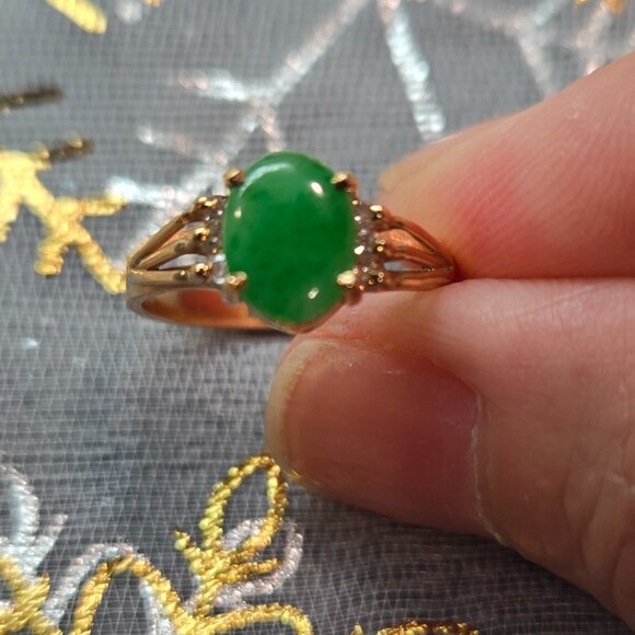 Elegant Jade Oval Ring with 6 Diamond Accents, Size 4 - Picture 3 of 10